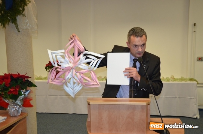 Zdjęcie w galerii na portalu naszwodzislaw.com: Światełko pokoju z Betlejem na sesji Rady Powiatu wiadomości z regionu