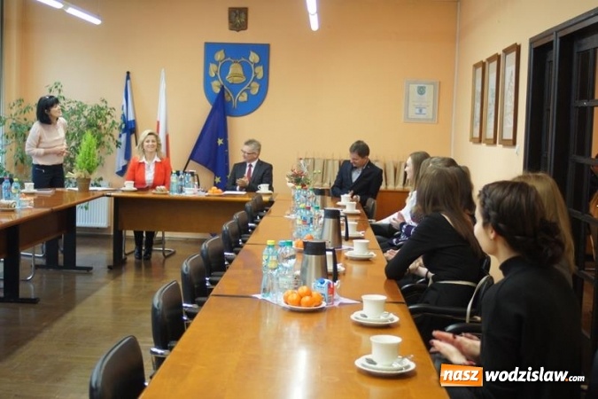 Zdjęcie w galerii na portalu naszwodzislaw.com: Wójt Mszany wręczył stypendia najzdolniejszym studentom  wiadomości z regionu