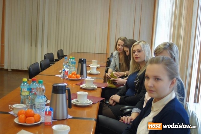 Zdjęcie w galerii na portalu naszwodzislaw.com: Wójt Mszany wręczył stypendia najzdolniejszym studentom  wiadomości z regionu