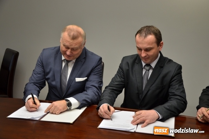 Zdjęcie w galerii na portalu naszwodzislaw.com: Powiat podpisał umowę z PKS-em wiadomości z regionu
