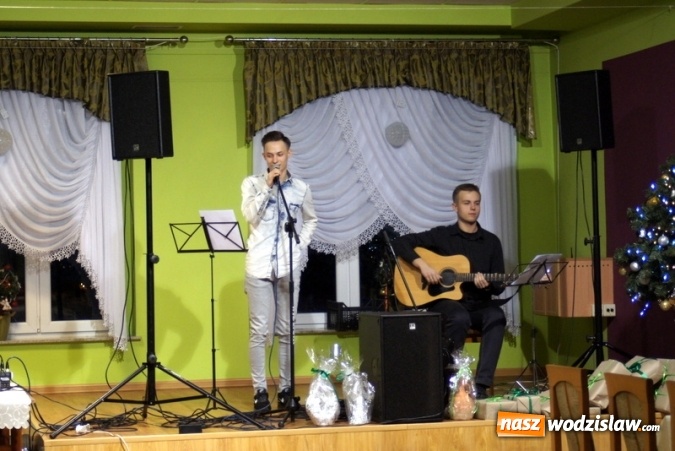 Zdjęcie w galerii na portalu naszwodzislaw.com: Gdzie słyszysz śpiew tam idź... - wspólne kolędowanie przy choince w Ośrodku Kultury w Połomi wiadomości z regionu