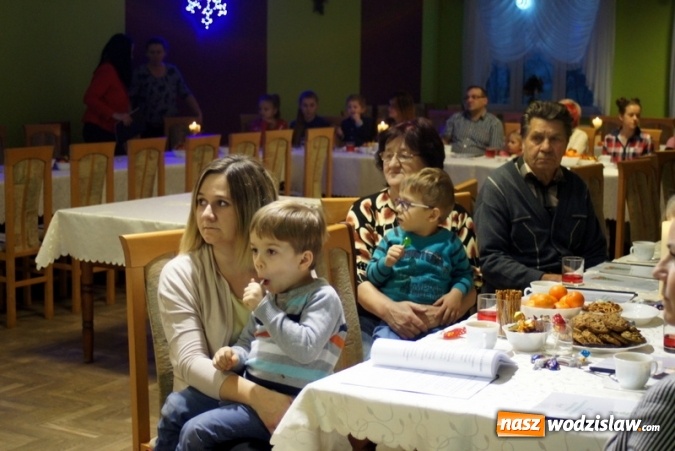 Zdjęcie w galerii na portalu naszwodzislaw.com: Gdzie słyszysz śpiew tam idź... - wspólne kolędowanie przy choince w Ośrodku Kultury w Połomi wiadomości z regionu