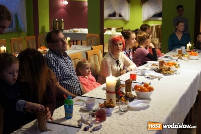 Zdjęcie w galerii na portalu naszwodzislaw.com: Gdzie słyszysz śpiew tam idź... - wspólne kolędowanie przy choince w Ośrodku Kultury w Połomi wiadomości z regionu