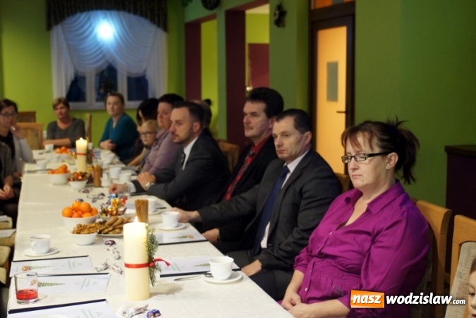 Zdjęcie w galerii na portalu naszwodzislaw.com: Gdzie słyszysz śpiew tam idź... - wspólne kolędowanie przy choince w Ośrodku Kultury w Połomi wiadomości z regionu