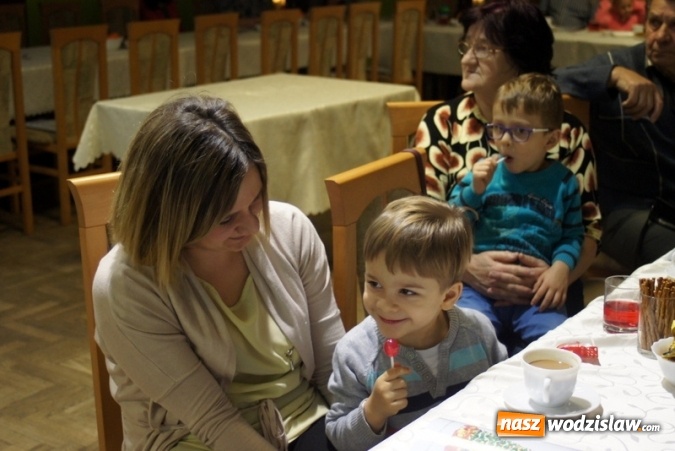 Zdjęcie w galerii na portalu naszwodzislaw.com: Gdzie słyszysz śpiew tam idź... - wspólne kolędowanie przy choince w Ośrodku Kultury w Połomi wiadomości z regionu