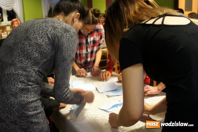 Zdjęcie w galerii na portalu naszwodzislaw.com: Gdzie słyszysz śpiew tam idź... - wspólne kolędowanie przy choince w Ośrodku Kultury w Połomi wiadomości z regionu