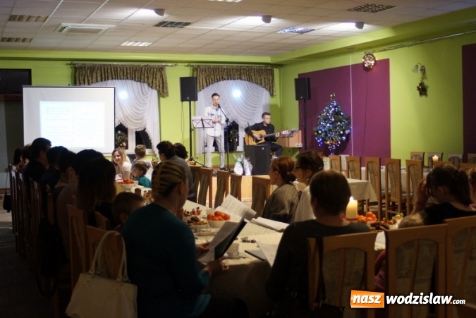 Zdjęcie w galerii na portalu naszwodzislaw.com: Gdzie słyszysz śpiew tam idź... - wspólne kolędowanie przy choince w Ośrodku Kultury w Połomi wiadomości z regionu