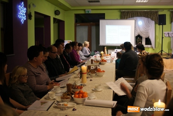 Zdjęcie w galerii na portalu naszwodzislaw.com: Gdzie słyszysz śpiew tam idź... - wspólne kolędowanie przy choince w Ośrodku Kultury w Połomi wiadomości z regionu