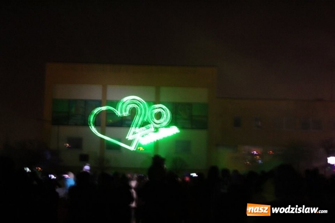 Zdjęcie w galerii na portalu naszwodzislaw.com: Pokaz laserowy zamiast fajerwerków. Tak świętowali w Radlinie wiadomości z regionu