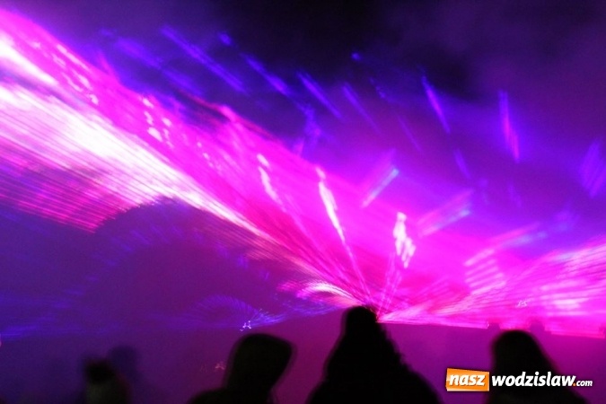 Zdjęcie w galerii na portalu naszwodzislaw.com: Pokaz laserowy zamiast fajerwerków. Tak świętowali w Radlinie wiadomości z regionu