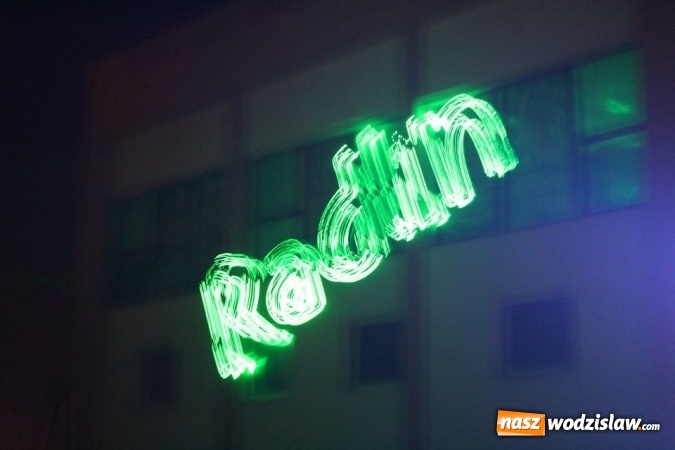 Zdjęcie w galerii na portalu naszwodzislaw.com: Pokaz laserowy zamiast fajerwerków. Tak świętowali w Radlinie wiadomości z regionu