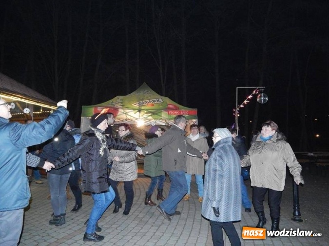 Zdjęcie w galerii na portalu naszwodzislaw.com: Sylwester pod chmurką. Tak bawili się w Mszanie i Połomi wiadomości z regionu