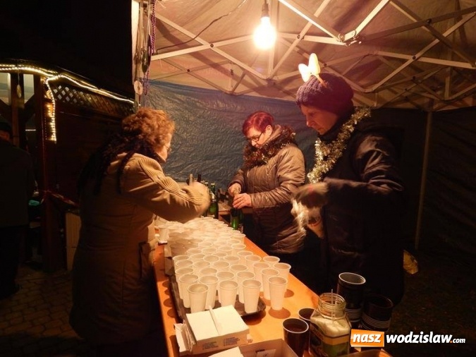 Zdjęcie w galerii na portalu naszwodzislaw.com: Sylwester pod chmurką. Tak bawili się w Mszanie i Połomi wiadomości z regionu