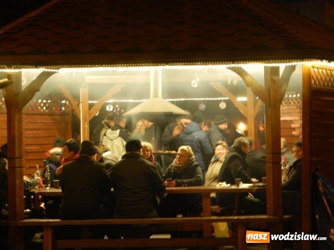 Zdjęcie w galerii na portalu naszwodzislaw.com: Sylwester pod chmurką. Tak bawili się w Mszanie i Połomi wiadomości z regionu