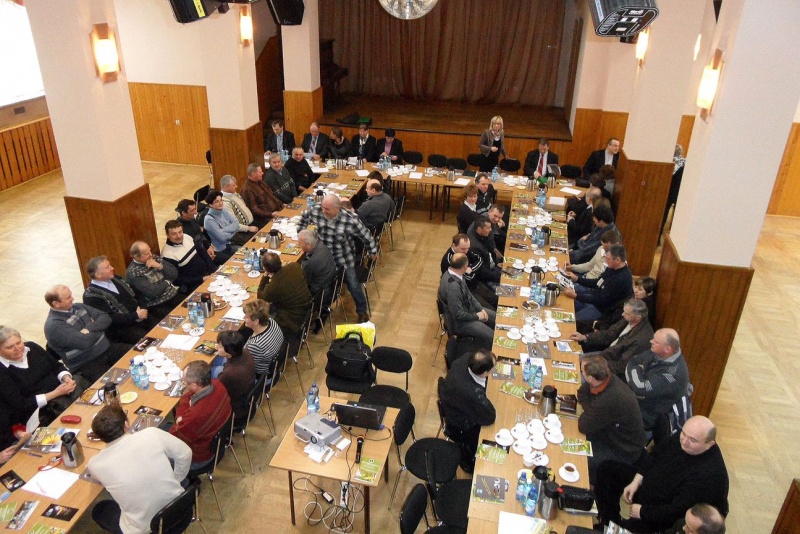 Zdjęcie w galerii na portalu naszwodzislaw.com: Starosta Skatuła gościł u rolników wiadomości z regionu