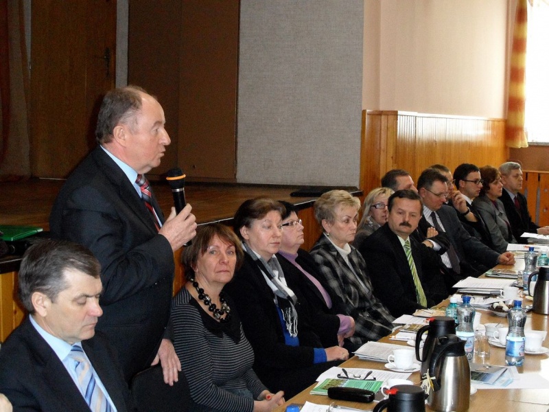 Zdjęcie w galerii na portalu naszwodzislaw.com: Starosta Skatuła gościł u rolników wiadomości z regionu