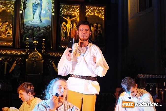 Zdjęcie w galerii na portalu naszwodzislaw.com: Kolędowanie przeplatane kr&oacute;tkimi występami teatralnymi. Wodzisław Śląski rozpoczął świętowanie 760-lecia wiadomości z regionu