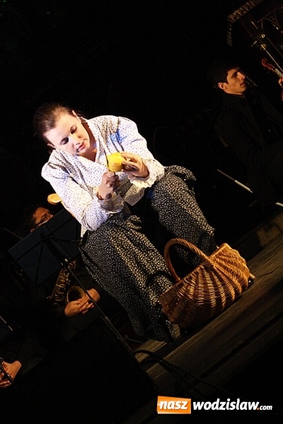 Zdjęcie w galerii na portalu naszwodzislaw.com: Kolędowanie przeplatane kr&oacute;tkimi występami teatralnymi. Wodzisław Śląski rozpoczął świętowanie 760-lecia wiadomości z regionu