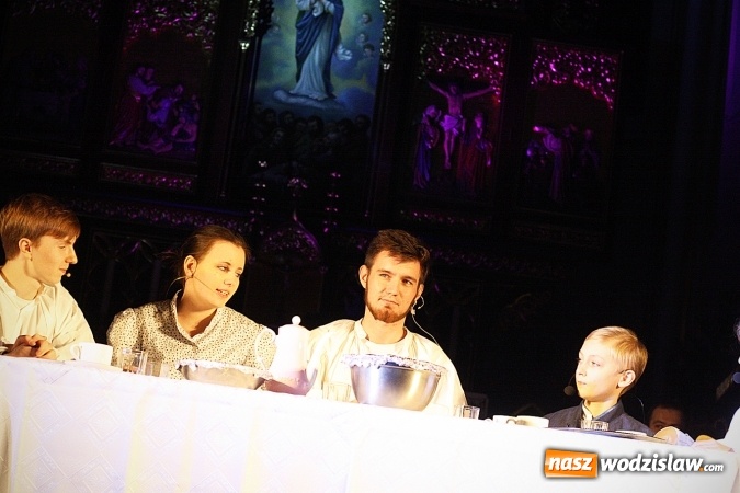 Zdjęcie w galerii na portalu naszwodzislaw.com: Kolędowanie przeplatane kr&oacute;tkimi występami teatralnymi. Wodzisław Śląski rozpoczął świętowanie 760-lecia wiadomości z regionu