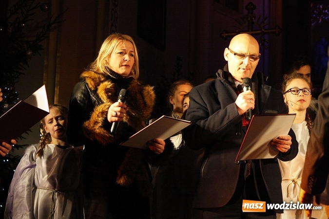 Zdjęcie w galerii na portalu naszwodzislaw.com: Kolędowanie przeplatane kr&oacute;tkimi występami teatralnymi. Wodzisław Śląski rozpoczął świętowanie 760-lecia wiadomości z regionu