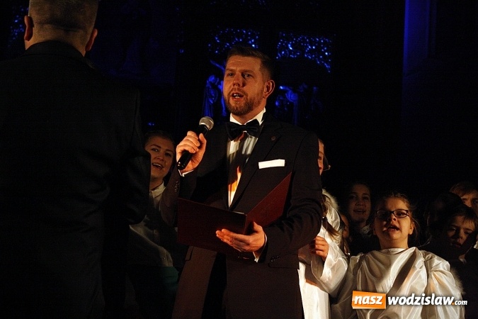 Zdjęcie w galerii na portalu naszwodzislaw.com: Kolędowanie przeplatane kr&oacute;tkimi występami teatralnymi. Wodzisław Śląski rozpoczął świętowanie 760-lecia wiadomości z regionu