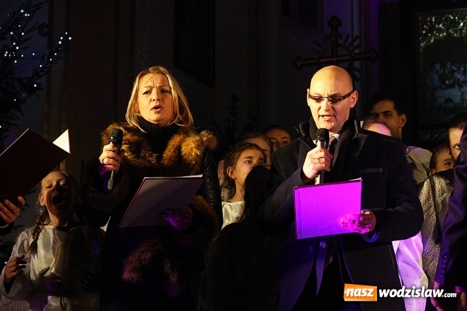 Zdjęcie w galerii na portalu naszwodzislaw.com: Kolędowanie przeplatane kr&oacute;tkimi występami teatralnymi. Wodzisław Śląski rozpoczął świętowanie 760-lecia wiadomości z regionu
