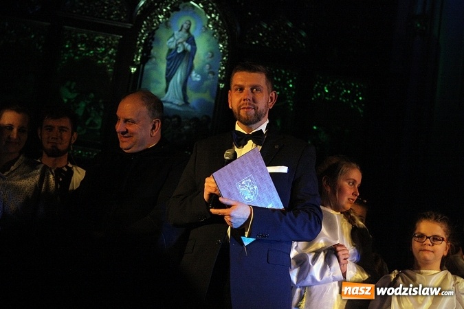 Zdjęcie w galerii na portalu naszwodzislaw.com: Kolędowanie przeplatane kr&oacute;tkimi występami teatralnymi. Wodzisław Śląski rozpoczął świętowanie 760-lecia wiadomości z regionu