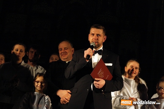 Zdjęcie w galerii na portalu naszwodzislaw.com: Kolędowanie przeplatane kr&oacute;tkimi występami teatralnymi. Wodzisław Śląski rozpoczął świętowanie 760-lecia wiadomości z regionu