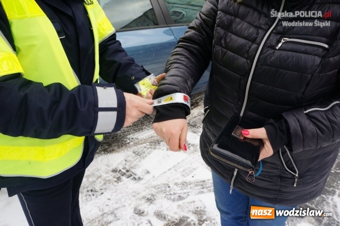 Zdjęcie w galerii na portalu naszwodzislaw.com: Posypały się mandaty, ukarano 51 os&oacute;b. Rozdawano też odblaski wiadomości z regionu