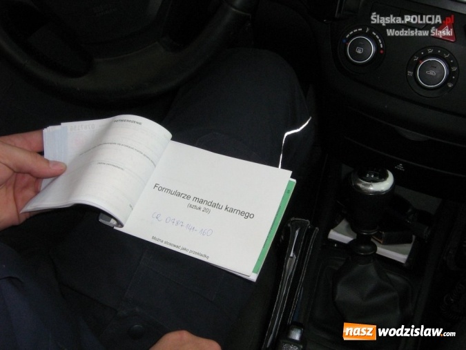 Zdjęcie w galerii na portalu naszwodzislaw.com: Posypały się mandaty, ukarano 51 os&oacute;b. Rozdawano też odblaski wiadomości z regionu