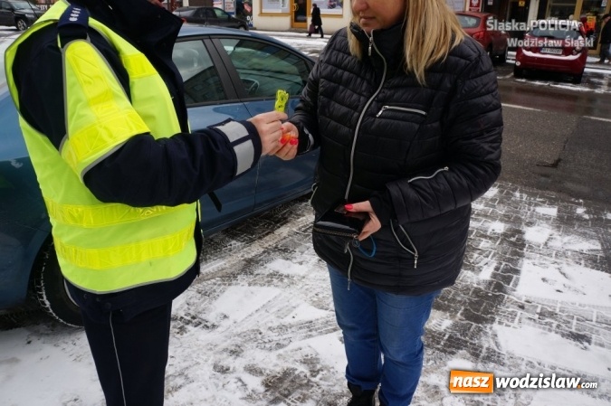 Zdjęcie w galerii na portalu naszwodzislaw.com: Posypały się mandaty, ukarano 51 os&oacute;b. Rozdawano też odblaski wiadomości z regionu