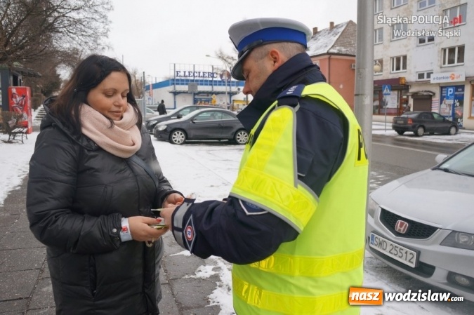 Zdjęcie w galerii na portalu naszwodzislaw.com: Posypały się mandaty, ukarano 51 os&oacute;b. Rozdawano też odblaski wiadomości z regionu