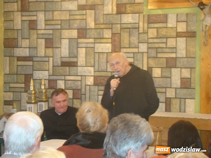 Zdjęcie w galerii na portalu naszwodzislaw.com: Tłumy na spotkaniu z Ojcem Knabitem  wiadomości z regionu