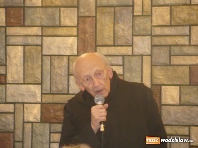Zdjęcie w galerii na portalu naszwodzislaw.com: Tłumy na spotkaniu z Ojcem Knabitem  wiadomości z regionu
