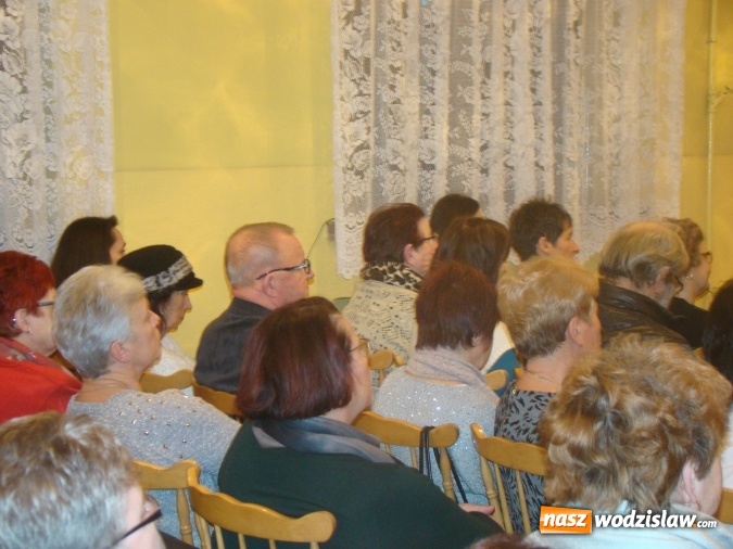 Zdjęcie w galerii na portalu naszwodzislaw.com: Tłumy na spotkaniu z Ojcem Knabitem  wiadomości z regionu