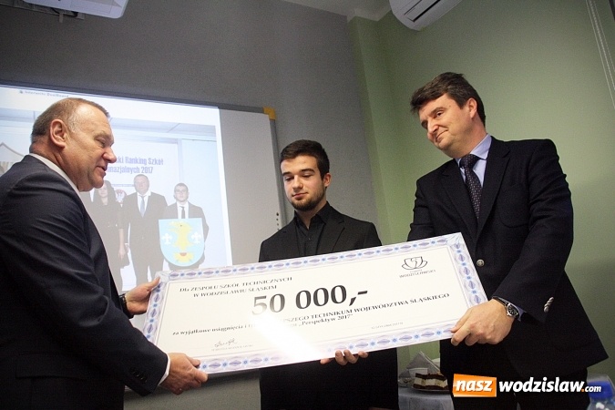 Zdjęcie w galerii na portalu naszwodzislaw.com: 50 tys. złotych dla Zespołu Szk&oacute;ł Technicznych w Wodzisławiu Śląskim. Powiat nagrodził plac&oacute;wkę wiadomości z regionu