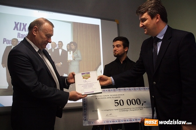 Zdjęcie w galerii na portalu naszwodzislaw.com: 50 tys. złotych dla Zespołu Szk&oacute;ł Technicznych w Wodzisławiu Śląskim. Powiat nagrodził plac&oacute;wkę wiadomości z regionu