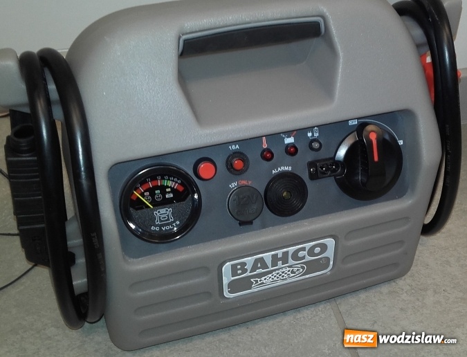 Zdjęcie w galerii na portalu naszwodzislaw.com: Kable rozruchowe odmówiły posłuszeństwa. Strażnicy miejscy z nowym sprzętem do awaryjnego rozruchu samochodów  wiadomości z regionu