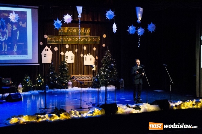 Zdjęcie w galerii na portalu naszwodzislaw.com: Studentki z Włoch i Ukrainy kolędowały w Rydułtowach  wiadomości z regionu