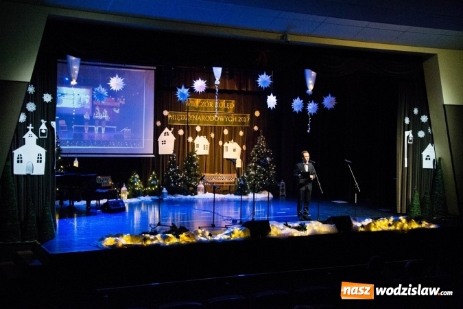 Zdjęcie w galerii na portalu naszwodzislaw.com: Studentki z Włoch i Ukrainy kolędowały w Rydułtowach  wiadomości z regionu