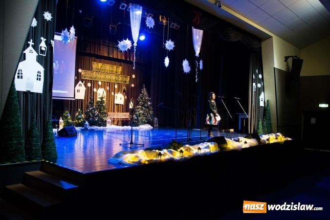 Zdjęcie w galerii na portalu naszwodzislaw.com: Studentki z Włoch i Ukrainy kolędowały w Rydułtowach  wiadomości z regionu