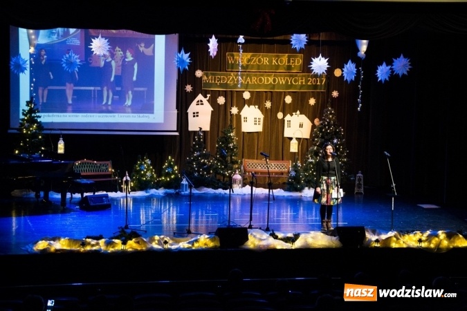 Zdjęcie w galerii na portalu naszwodzislaw.com: Studentki z Włoch i Ukrainy kolędowały w Rydułtowach  wiadomości z regionu