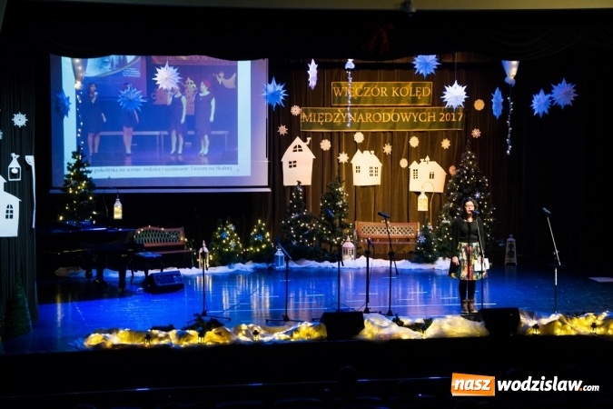 Zdjęcie w galerii na portalu naszwodzislaw.com: Studentki z Włoch i Ukrainy kolędowały w Rydułtowach  wiadomości z regionu