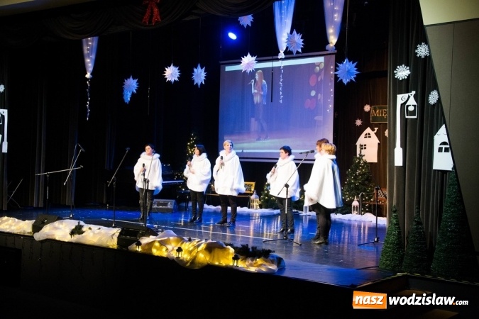 Zdjęcie w galerii na portalu naszwodzislaw.com: Studentki z Włoch i Ukrainy kolędowały w Rydułtowach  wiadomości z regionu