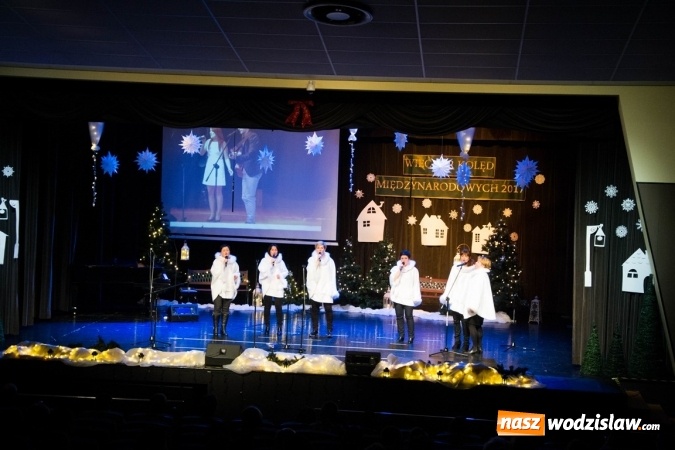 Zdjęcie w galerii na portalu naszwodzislaw.com: Studentki z Włoch i Ukrainy kolędowały w Rydułtowach  wiadomości z regionu