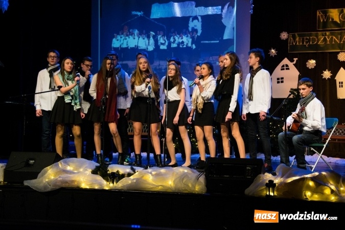 Zdjęcie w galerii na portalu naszwodzislaw.com: Studentki z Włoch i Ukrainy kolędowały w Rydułtowach  wiadomości z regionu