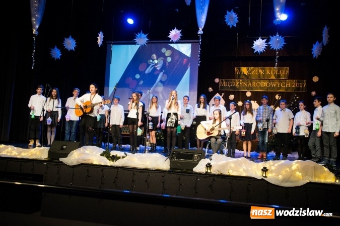 Zdjęcie w galerii na portalu naszwodzislaw.com: Studentki z Włoch i Ukrainy kolędowały w Rydułtowach  wiadomości z regionu