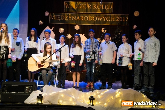 Zdjęcie w galerii na portalu naszwodzislaw.com: Studentki z Włoch i Ukrainy kolędowały w Rydułtowach  wiadomości z regionu