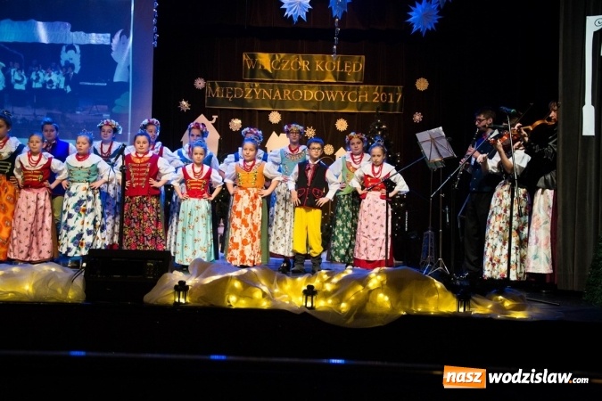 Zdjęcie w galerii na portalu naszwodzislaw.com: Studentki z Włoch i Ukrainy kolędowały w Rydułtowach  wiadomości z regionu