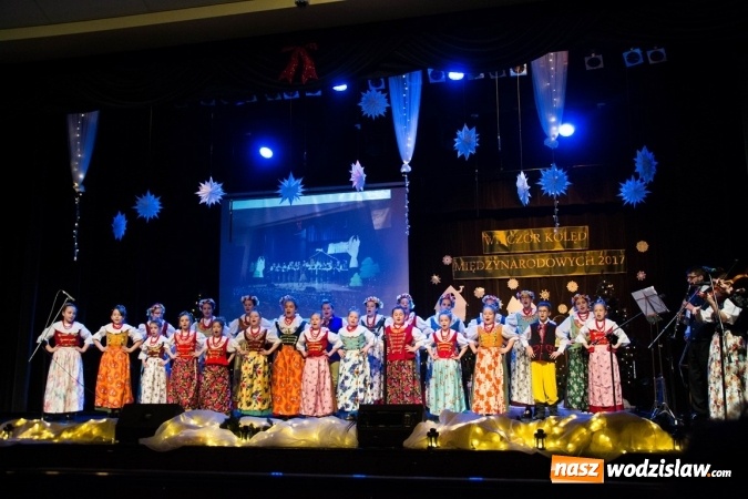 Zdjęcie w galerii na portalu naszwodzislaw.com: Studentki z Włoch i Ukrainy kolędowały w Rydułtowach  wiadomości z regionu